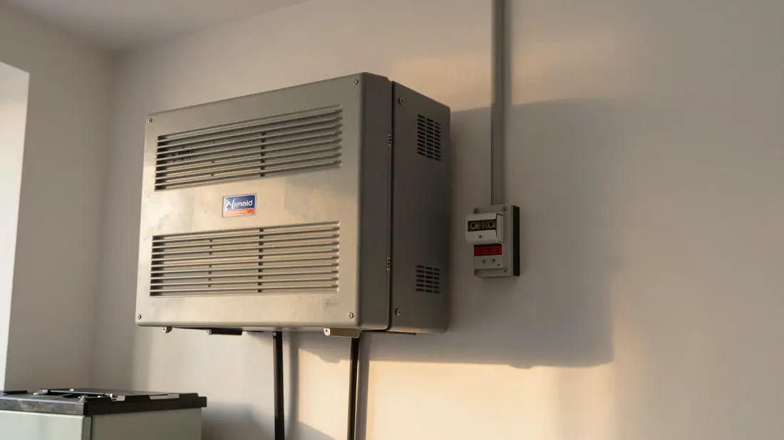 Hybride omvormer aan de muur naast de batterijkast