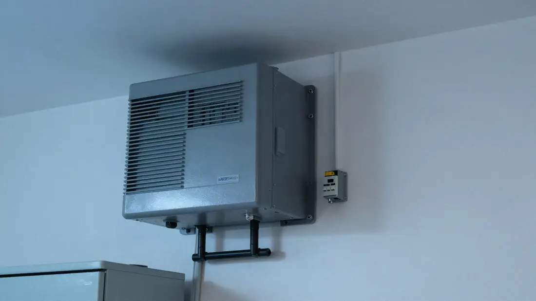 Hybride omvormer aan de muur naast de batterijkast