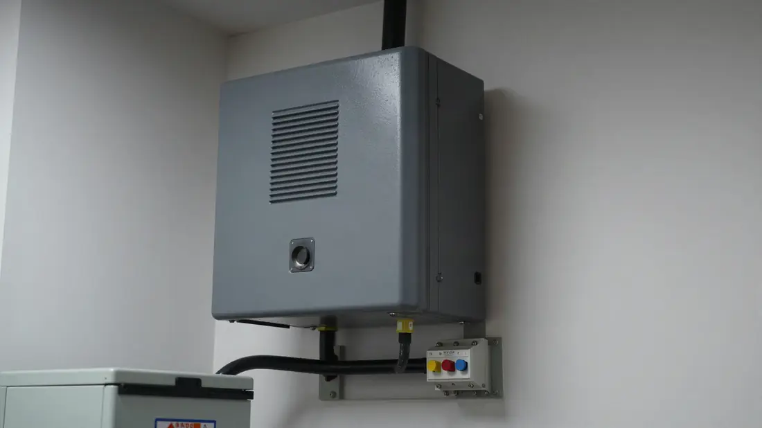 Hybride omvormer aan de muur naast de batterijkast
