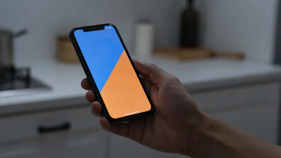 Smartphone toont het verbruiksverloop van de woning