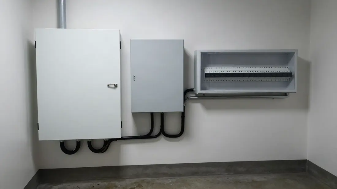 Technische ruimte met batterijkast, omvormer en zekeringkast